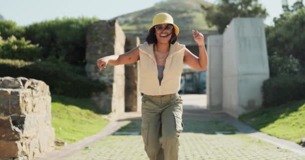 Walking Dancing Outdoor Happy Woman Hip Hop Fashion Cool Retro — Stock Video