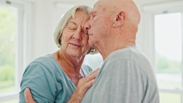 老年夫妇 在家里跳舞 在退休时一起关心和拥抱 年长的男人 女人和音乐爱好者 庆祝浪漫的周年纪念日 并为家庭中的健康关系而微笑 — 图库视频影像