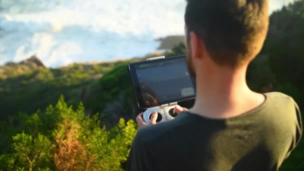 Natureza Montanha Homem Com Drone Tablet Para Fotografia Vista Aérea — Vídeo de Stock