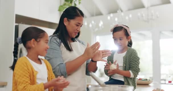 Enseigner Cuisiner Une Mère Avec Ses Enfants Dans Cuisine Une — Video