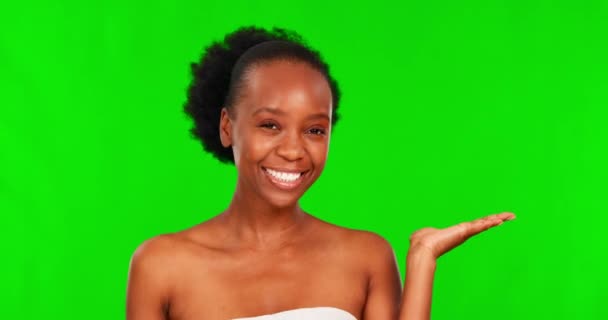 绿色的屏幕微笑 漂亮的脸蛋或黑色的女人点点 手心的展示动作和化妆品的选择宣传 工作室背景上的彩色关键肖像 模拟空间或女性护肤大使 — 图库视频影像