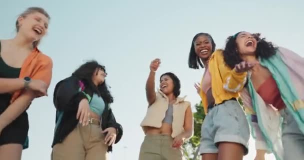 Vänner Mode Och Grupp Kvinnor Dansar Utomhus Med Trendiga Kläder — Stockvideo