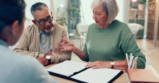 Hayat Sigortası Emeklilikten Bahseden Sözleşmeli Belgeli Yaşlı Bir Çift Planlama — Stok video