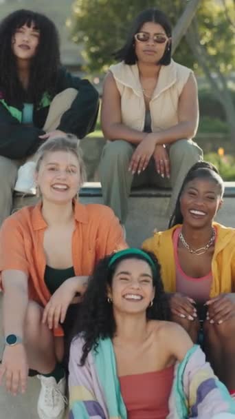 一般女人 朋友和公园都会在夏日阳光下微笑 多样化或放松 学生女孩群体 青年文化或幸福的肖像画 以促进团结 时尚或户外团结 — 图库视频影像