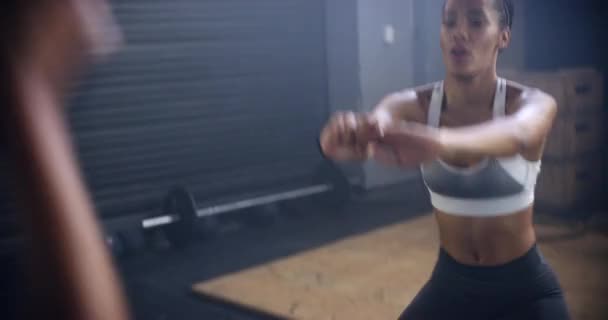 Femme Fitness Équipe Avec Ballon Dans Les Squats Pour Entraînement — Video