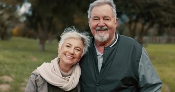 在退休期间 和一对老夫妇一起在公园里共度浪漫的时光 爱情和快乐 与年事已高的男女结伴在花园里谈情说爱的人物形象 微笑或关怀 — 图库视频影像