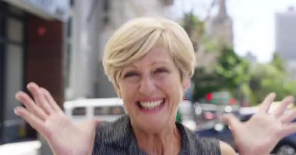 Rostro Éxito Mujer Emocionada Ciudad Ganador Celebrar Aire Libre Calle — Vídeos de Stock