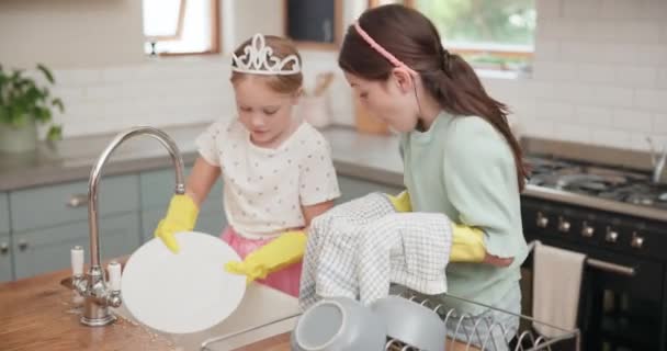 Crianças Aprendendo Limpando Pratos Cozinha Com Irmã Menina Ajudando Lavar — Vídeo de Stock