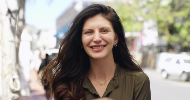 Frau Stadt Und Schlag Kuss Mit Lächeln Auf Gesicht Mit — Stockvideo