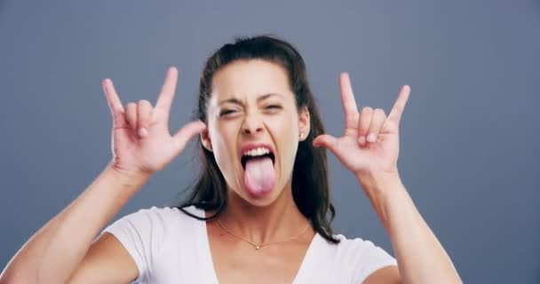 Kobieta Twarz Język Rockowym Gestem Koncert Punk Podekscytowany Szaloną Ekspresją — Wideo stockowe