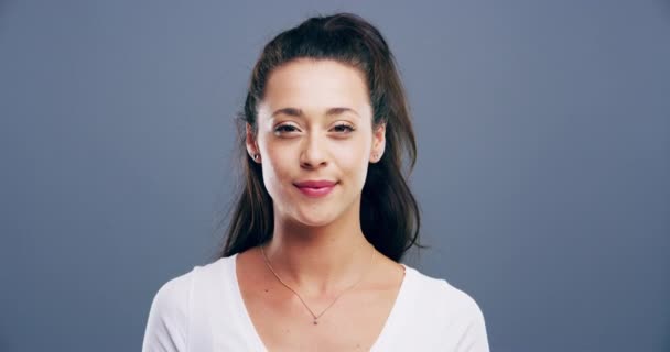 Обличчя Щаслива Жінка Знаком Миру Студії Ізольовані Сірому Фоні Макет — стокове відео
