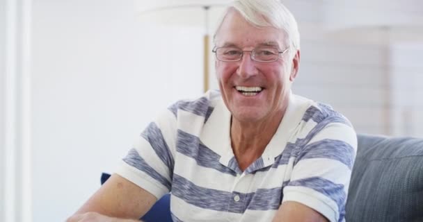 Ansigt Latter Senior Mand Sofaen Derhjemme Glad Begejstret Pensionering Stuen – Stock-video