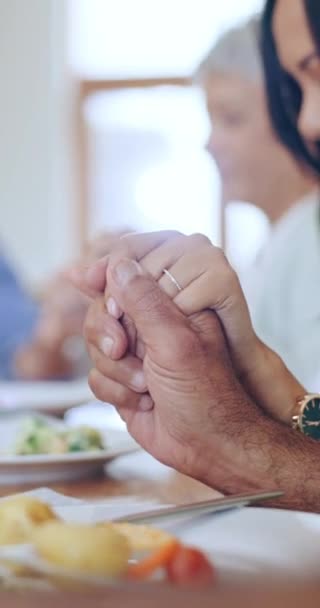 Rodzina Trzymając Się Ręce Modląc Się Obiad Świętowanie Domu Jedzeniem — Wideo stockowe