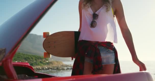Женщина Скейтборд Пляж Летнего Веселого Солнца Отдыха Дорожного Отдыха Женщина — стоковое видео