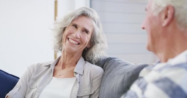 Face Conversation Senior Couple Sofa Laugh Bond Enjoy Retirement Home — Stock Video