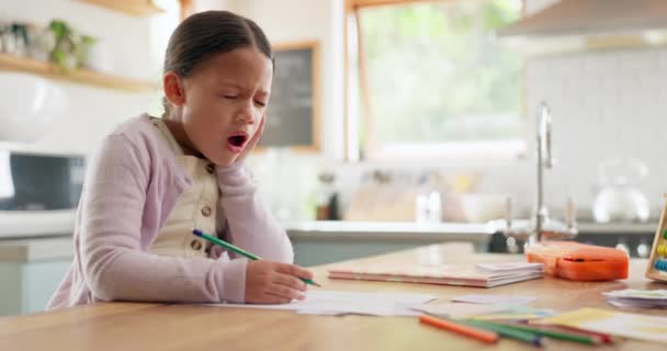 Müde Gähnen Und Kind Mit Hausaufgaben Der Küche Gelangweilt Und — Stockvideo