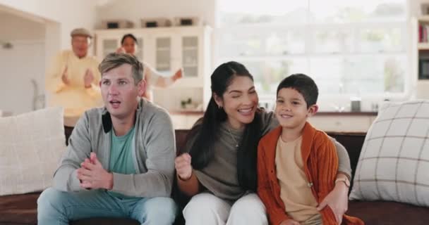 Eğlence Aile Kutlaması Kanepede Anne Baba Çocuklarla Televizyon Izlerken Oturma — Stok video