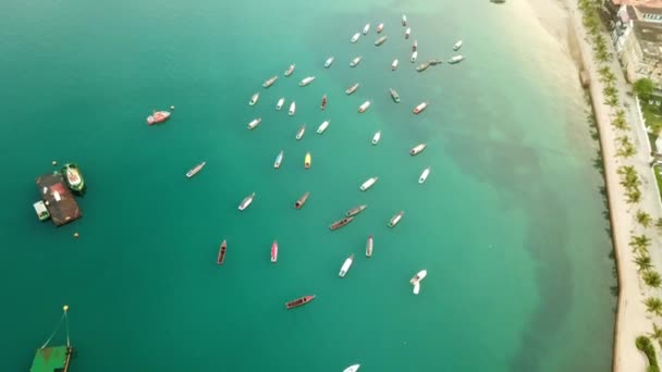 Drone Mar Barcos Água Para Viagens Cruzeiros Tranquilos Beira Mar — Vídeo de Stock