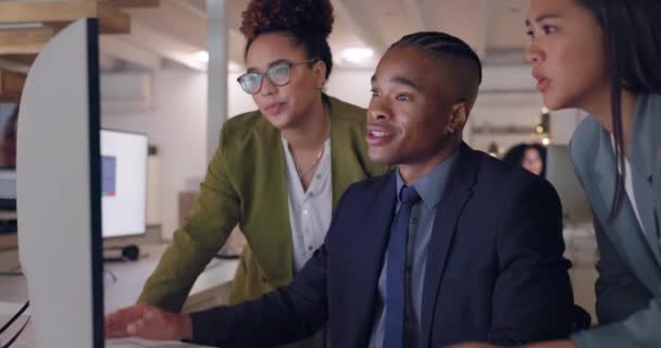 计算机分析员 协作和业务人员在办公室与项目的最后期限在夜间 团队合作 辅导和黑人男性 女性或一组员工集思广益 规划和培训 — 图库视频影像