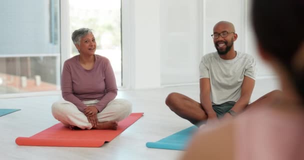 Menschen Gruppen Und Yoga Auf Matten Mit Gesprächen Für Fitness — Stockvideo