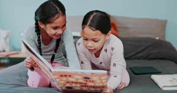 Irmãs Crianças Livro Para História Cama Ensino Educação Para Ajuda — Vídeo de Stock