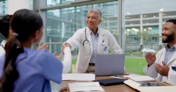 Doktor Találkozom Orvosi Egészségügyi Csoport Kézfogásával Tapsával Motiváció Ünneplés Támogatás — Stock videók