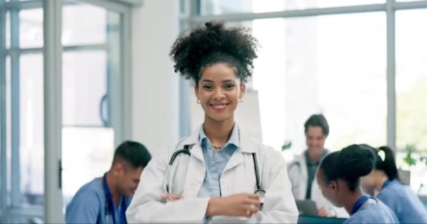 Femme Heureuse Médecin Leadership Dans Réunion Travail Équipe Planification Chirurgie — Video