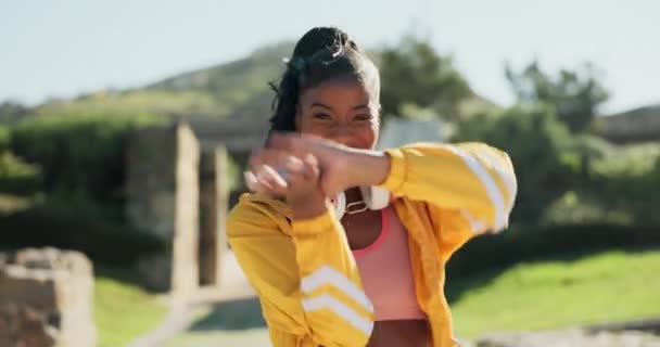 Mulher Negra Feliz Dançarina Moda Parque Para Estilo Hip Hop — Vídeo de Stock