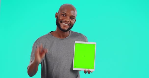 Bien Signo Hombre Negro Con Tableta Sobre Fondo Azul Para — Vídeos de Stock