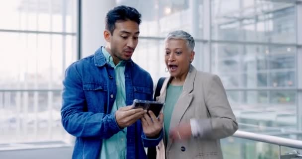 Sürpriz Konuşma Adamları Teknoloji Mobil Güncelleme Için Ofislerinde Telefon Bulunduruyorlar — Stok video