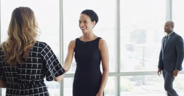Kadınlar Mutlu Adamları Müzakere Şirket Anlaşması Için Bir Toplantıda Sıkışıyor — Stok video