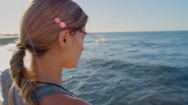 Słuchawki Muzyczne Ocean Twarz Kobiety Rozpocząć Fitness Świeżym Powietrzu Cardio — Wideo stockowe
