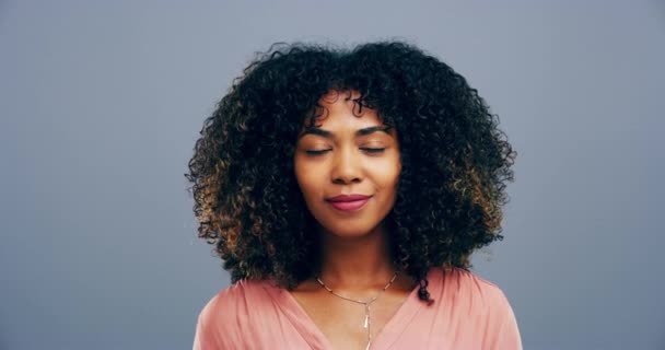 Lycklig Kvinna Afro Och Hjärta Händer För Kärlek Vård Eller — Stockvideo