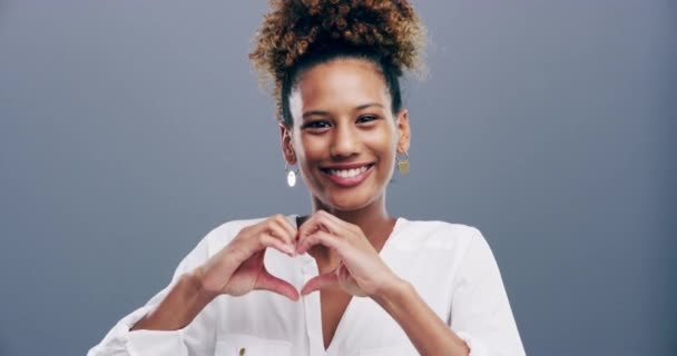 Щаслива Жінка Серцеві Руки Любов Догляду Підтримки Або Співчуття Ізольовані — стокове відео