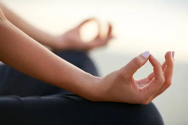 Detailní Záběr Jóga Ruce Gestu Meditace Zen Nebo Klid Očištěním — Stock fotografie