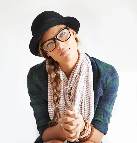Retrato Chapéu Mulher Óculos Moda Estúdio Isolado Sobre Fundo Branco — Fotografia de Stock