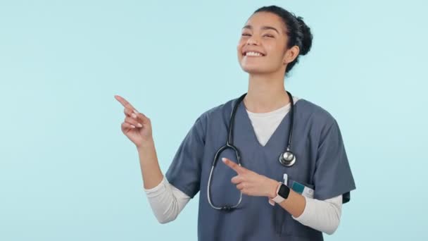 Mujer Feliz Médico Señalando Publicidad Espacio Maqueta Contra Fondo Estudio — Vídeo de stock
