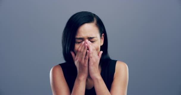 Лицо Психическое Здоровье Плач Несчастной Женщиной Студии Сером Фоне Выражения — стоковое видео