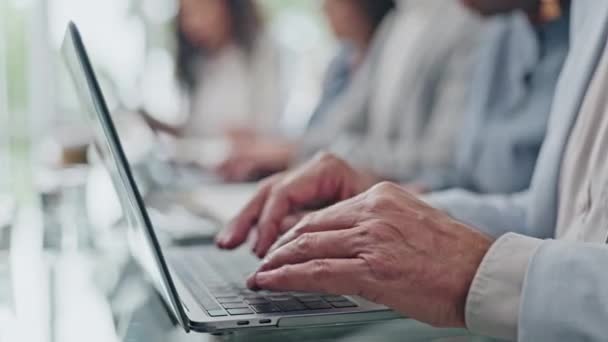 Üzlet Kéz Laptop Internetes Kereséssel Gépelt Személyekkel Egy Jogi Cégnél — Stock videók