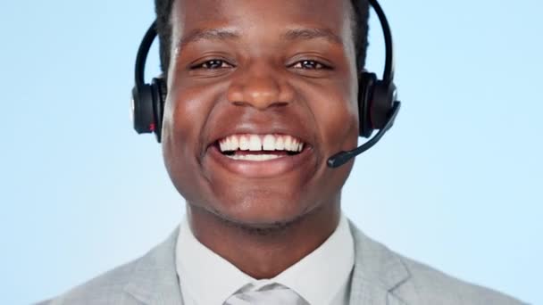 コールセンター 人間によるスタジオでの笑顔とコミュニケーション 技術サポートとカスタマーサービス ハッピーブラックパーソン Crm のヘルプデスクとヘッドセット モックアップのブルーバックグラウンドによるコンタクトとネットワーク — ストック動画