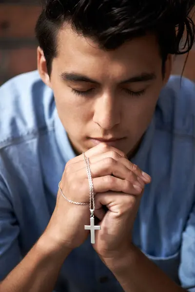 Hombre Manos Orando Con Crucifijo Para Adoración Espiritualidad Para Alma —  Fotos de Stock