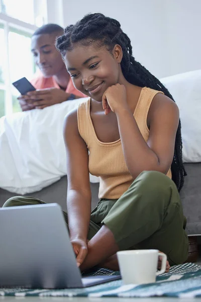 Jovem Afro Americano Homem Mulher Sentados Quarto Sorrindo Usando Dispositivos — Fotografia de Stock
