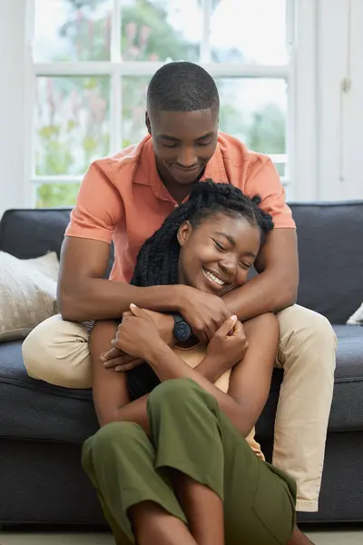 Unge Afrikansk Amerikansk Par Klemmer Hjemme Slapper Salongen Sofaen Innhold – stockfoto