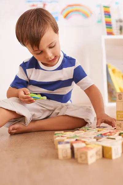Learning Play Young Boy Playing His Building Blocks His Room — Stock Photo, Image