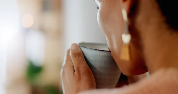 Yakın Çekim Elleri Olan Yüz Kadın Sabah Için Kahve Içecek — Stok fotoğraf