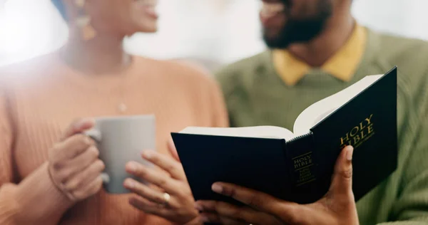 为了精神上的健康 手和一对夫妇一起阅读圣经 为宗教教育和学习提供住房 谈话和一本书 — 图库照片