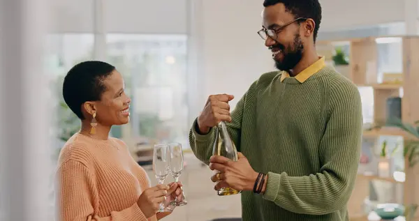 Afrikalı Çift Evde Gülümsemeli Bardaklar Şampanya Kutlama Oturma Odasında Başarı — Stok fotoğraf