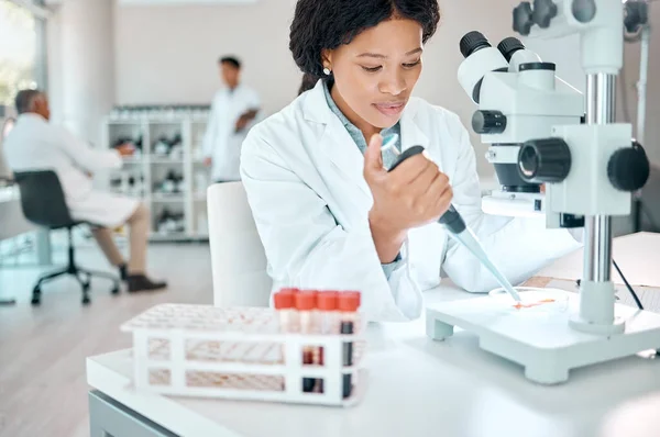 Lets Get Science Young Scientist Working Samples While Using Microscope — Stock Photo, Image