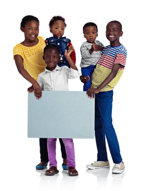 Gelecek için bir mesajımız var. Afrikalı çocukların beyaz bir arkaplan üzerinde boş bir tahta tutarken çekilmiş bir fotoğraf.