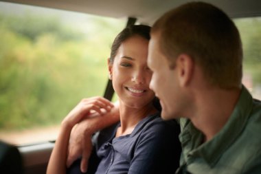 Ömür boyu balayında kalmaya karar verdiler. Güzel karısıyla bir arabanın arkasında giden mutlu bir adamın portresi.